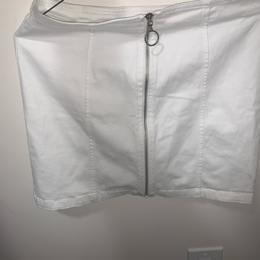 Forever 21 white mini skirt with zipper 🤍